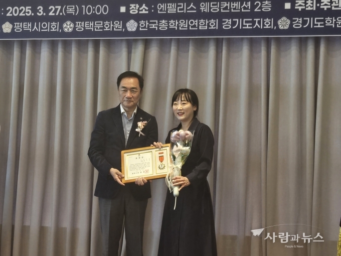정장선 평택시장이 시장 상을 홍가영 (성문학원).에게 수여