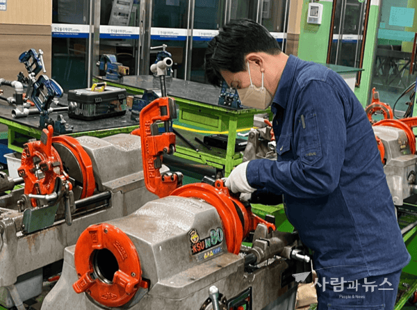 한국폴리텍대학 순천캠퍼스 신중년특화과정 배관공작실에서 에너지배관공작 실습을 하고 있는 이○일(64·남)씨