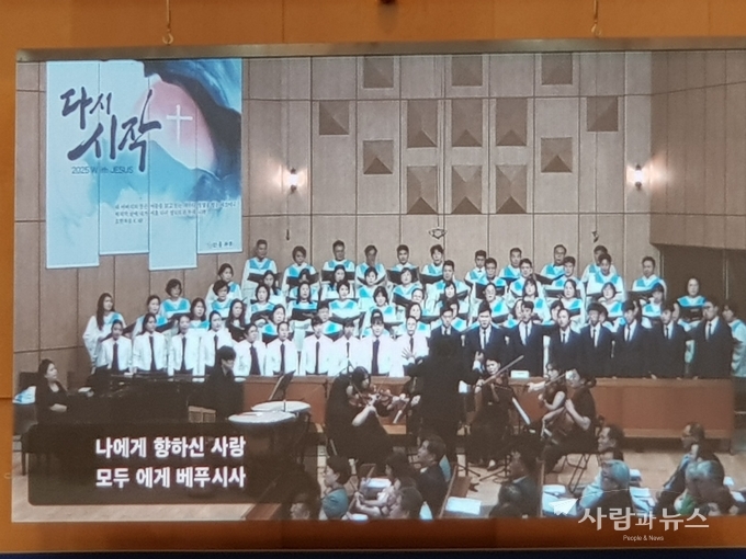  안중교회 성가대 찬양 모습