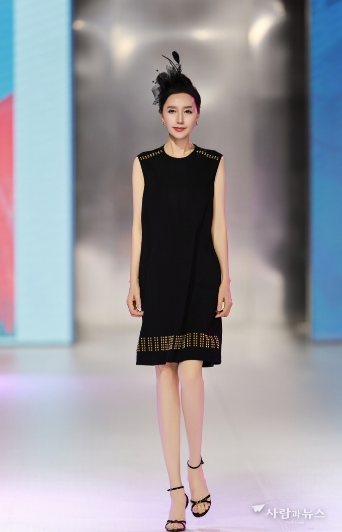 블랙 원피스 VERSACE 표가은 모델 사진제공 정원지 명품쇼