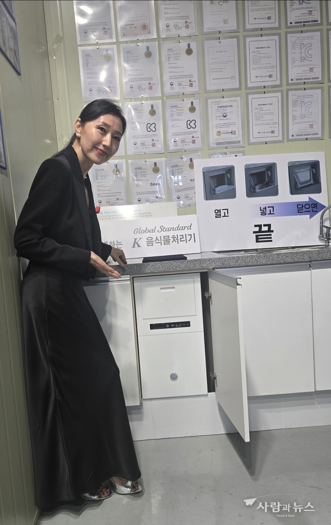 넣으면 끝! 물로 배출되는 친환경 음식물처리기 빌트인 모습을 소개하는 (주)에쎈바이오 전속 모델 표가은 