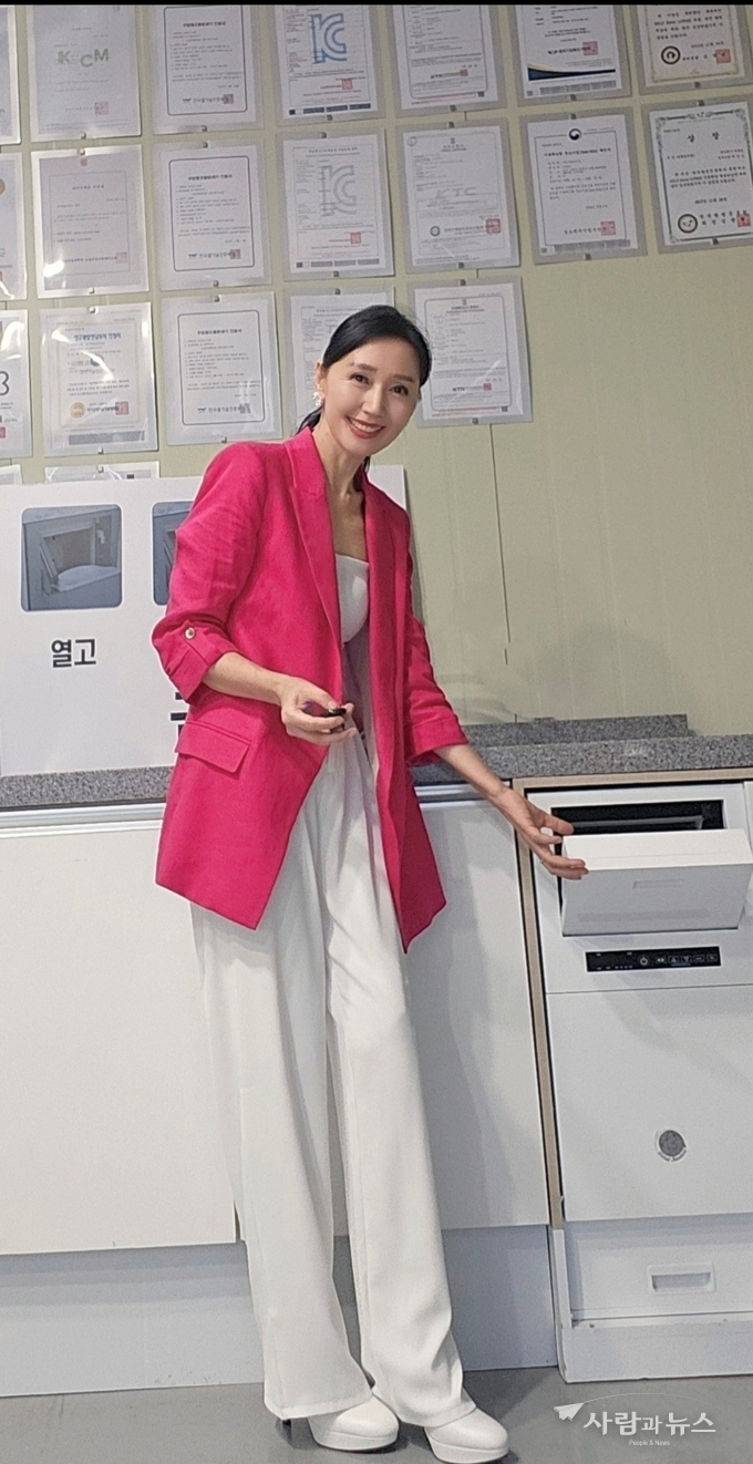 넣으면 끝! 물로 배출되는 친환경 음식물처리기 빌트인 모습을 소개하는 (주)에쎈바이오 전속 모델 표가은 