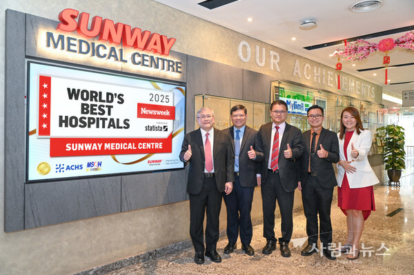 (from left) Dato Lau Beng Long, President, Sunway Healthcare Group (SHG); Dr Khoo Chow Huat, Managing Director, Hospital & Healthcare Operations, SHG; Dr Seow Vei Ken, Chief Executive Officer, Sunway Medical Centre, Sunway City (SMC); Dr Low Kwai Siong, Medical Director, SMC; and Tan Mei Shin, Senior Director, Business Development and Corporate Communications, SMC