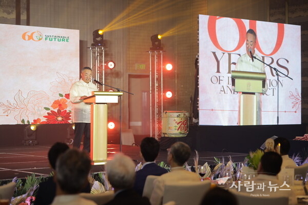 하마 사장이 지난 60년간 후지필름BI가 이룬 주요 성과를 소개하고 있다.