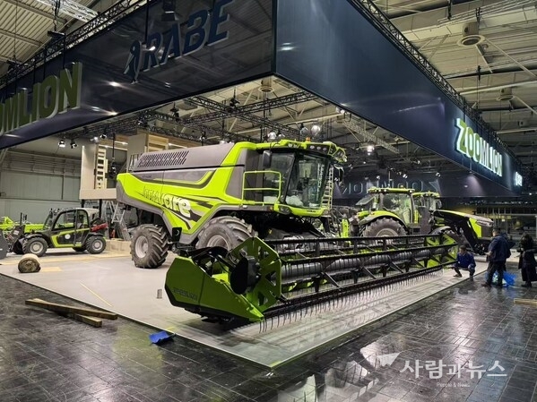 Zoomlion sets up its exhibition area in Hall 5 ahead of AGRITECHNICA 2025 at the Hanover Exhibition Center on Oct. 29