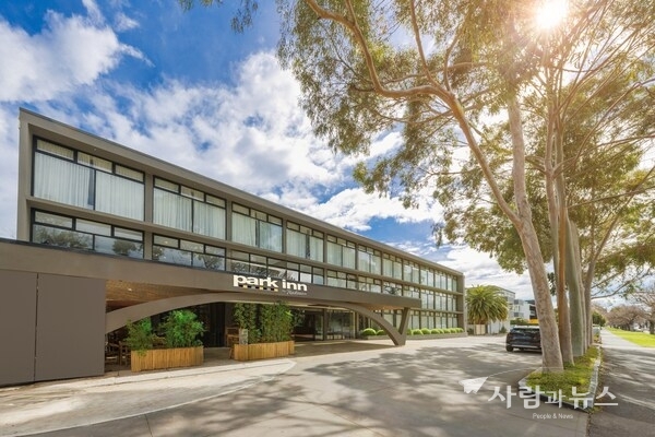 Park Inn by Radisson Melbourne Carlton exterior.