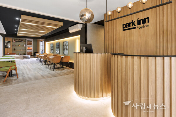Park Inn by Radisson Melbourne Carlton _ lobby