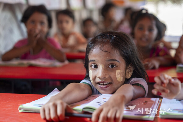 A young Rohingya girl follows a lesson in a temporary learning centre in Cox’s Bazar, Bangladesh – home of the world’s largest refugee camp. © ECW