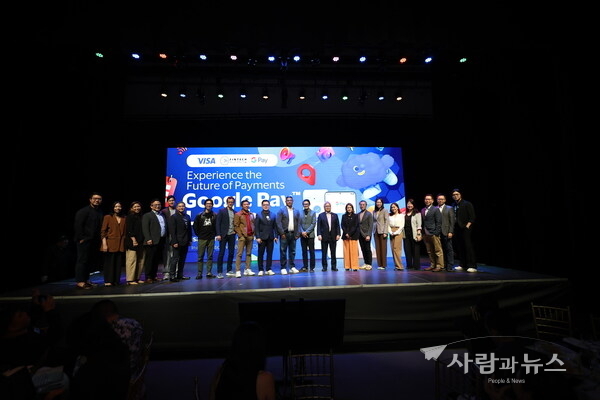 Ren-Ren Reyes, President and CEO of GCash mobile wallet operator G-Xchange, Inc., joins other industry players led by the FintechAlliance.Ph and Visa, along with officials from the Bangko Sentral ng Pilipinas (BSP) and Department of Information and Communications Technology (DICT), at the launch of Google Pay in the Philippines