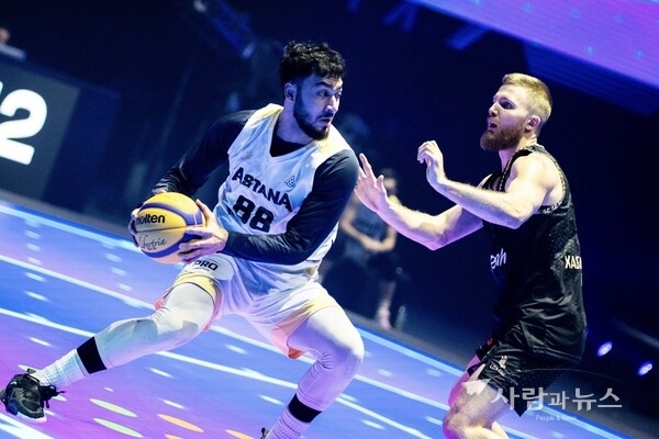 Phygital athletes competing in the phygital side of Phygital Basketball