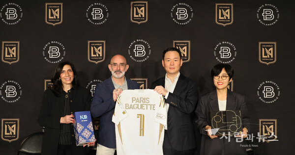 미국 캘리포니아주 로스앤젤레스FC(LAFC) 홈구장 BMO 스타디움에서 파리바게뜨가 LAFC와 공식 파트너십을 체결하고 기념 사진을 촬영하고 있다. 사진은 오른쪽부터 파리바게뜨 마케팅본부장 김연정 상무, 파리바게뜨 허진수 부회장, LAFC 래리 프리드먼 공동회장, 파리바게뜨 미주사업부 캐시 샤브네(Cathy Chavenet) CMO