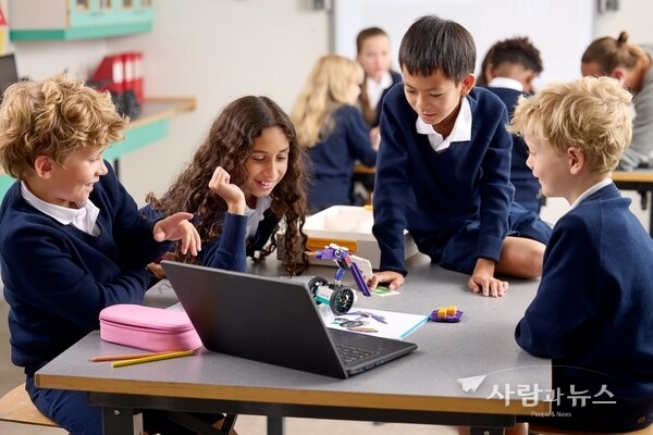 With LEGO® Education Computer Science & AI, students explore and build essential computer science and AI literacy skills through hands-on, collaborative, and meaningful learning.