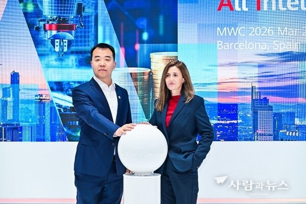 Ethan Liu (VP of Huawei Data Communication Router Domain) and Ana Sánchez (CFO of ALEA) at the release ceremony