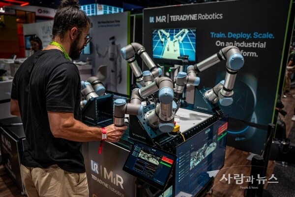 The new UR AI Trainer, developed by Universal Robots and Scale AI, is the first direct lab-to-factory solution for AI model training.